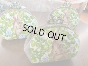 画像4: クローバー畑のうさぎがま口ポーチ