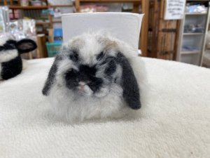 画像1: MI KI 羊毛ブローチ（垂れ耳・ブロークンA)